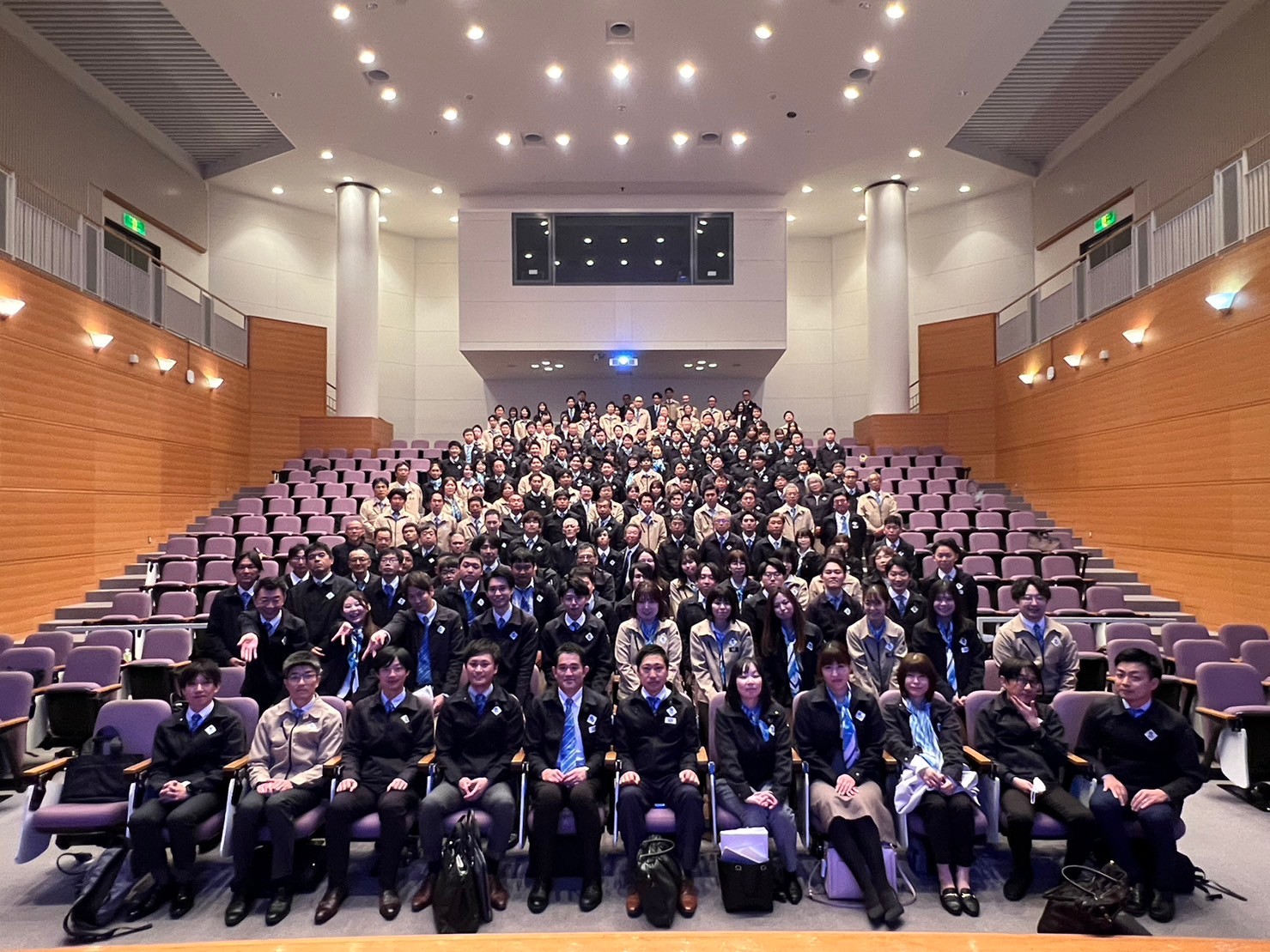 全社員が集まる！中間報告会🎩